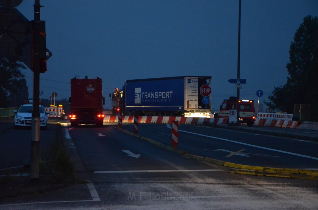 VU LKW umgestuerzt Feldkassel Industriestr Robert Boschstr P385.JPG